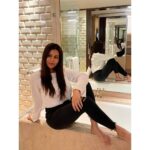Parineeta Borthakur Instagram - Reflections... . . . #aboutlastnight #sisterclick #mood #reflection #mirrorpic #parineetaborthakur #indianactor #indianactress Taj Lands End, Mumbai