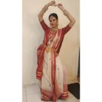 Parineeta Borthakur Instagram - 💃💃💃 . . . #neednoreasontodance #dancingmood #throwback #entryscene #guptabrothers #indiansaree #bengalistyle #indianactor#indian #indiancostume #parineetaborthakur #makeuproom #getsetgo