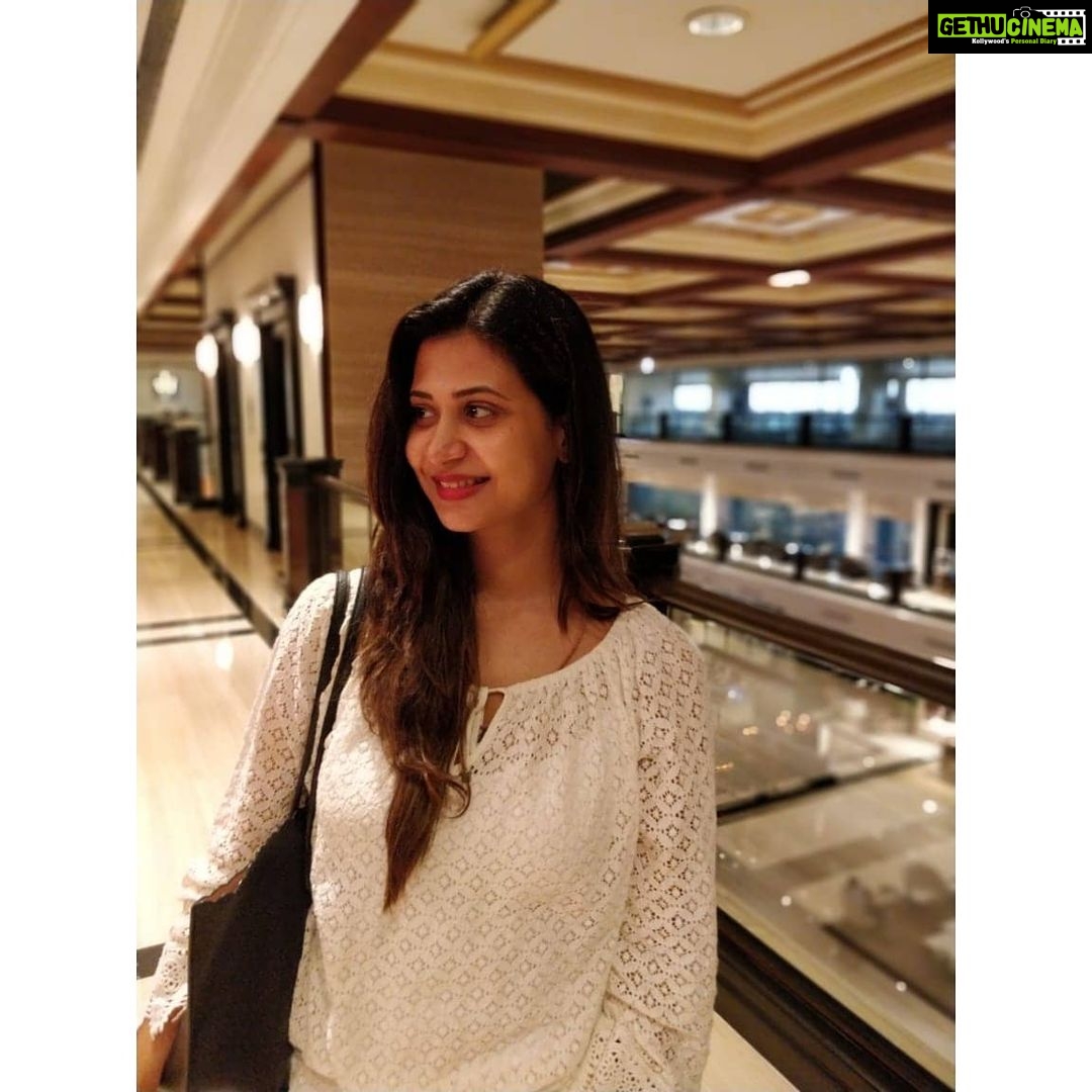 Parineeta Borthakur Instagram - I'm carrying the same purse to shoot today... Actually, everyday 😅😋 . #Throwbackthursday #nomakeup #nofilter #justthewayitis Taj Lands End, Mumbai