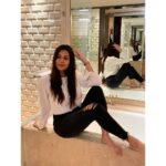 Parineeta Borthakur Instagram - Reflections... . . . #aboutlastnight #sisterclick #mood #reflection #mirrorpic #parineetaborthakur #indianactor #indianactress Taj Lands End, Mumbai
