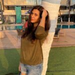 Parineeta Borthakur Instagram - Day off! . . #parineetaborthakur #sunkissed #beachvibes #juhubeach #dayoff #indianactor
