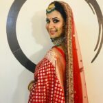 Parineeta Borthakur Instagram - Do you like my bridal look for #guptabrothers? The upcoming track is really interesting, so keep watching "Gupta Brothers" on @starbharat , Monday to Friday 9:30pm and anytime on @disneyplushotstar . Lipstick- Sunkissed by @nyor.in Styled by @karishmasalian6 Assisted by @stylebydeepa and @poonam.parmar.1991 Make-up by @makeupbyrupesh , @ranjanmua and myself 😋 Hair by Sheetal Jadhav . #parineetaborthakur #indianbride #indianactor