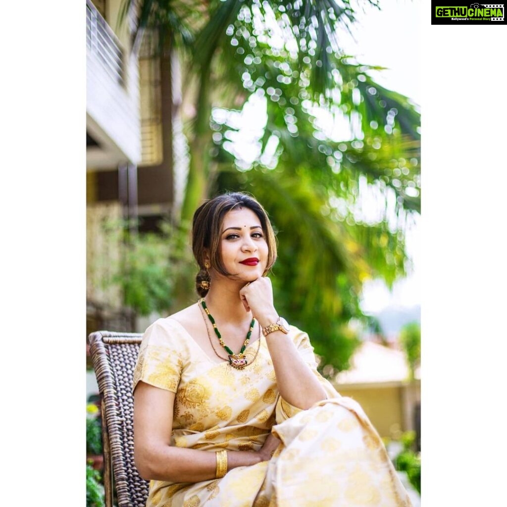 Parineeta Borthakur Instagram - Wearing my favourite- Traditional Assamese mekhela sador & Assamese jewellery ☺ Lip shade- SPOTLIGHT by @nyor.in mixed with a matte lip crayon . . #theassameseinme #mekhelasador #assam #missthegreenery