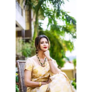 Parineeta Borthakur Instagram - Wearing my favourite- Traditional Assamese mekhela sador & Assamese jewellery ☺️
Lip shade- SPOTLIGHT by @nyor.in mixed with a matte lip crayon
.
.
#theassameseinme #mekhelasador #assam #missthegreenery