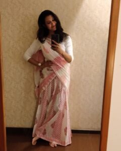 Parineeta Borthakur Instagram - Not a clear one... But I felt like sharing this one because I am wearing my most favourite outfit- A Gopi dress 😁
.
#gopidress #imissvrindavan #summerdress #mirrorselfie #benaras #indianactor #throwback