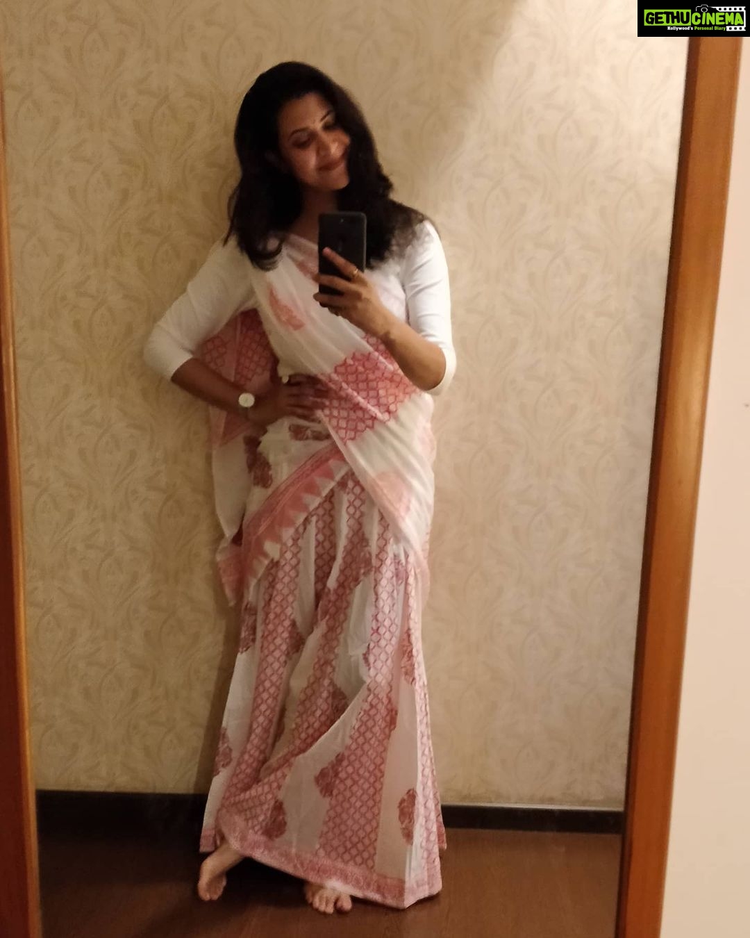 Parineeta Borthakur - 5.5K Likes - Not a clear one... But I felt like sharing this one because I am wearing my most favourite outfit- A Gopi dress 😁
.
#gopidress #imissvrindavan #summerdress #mirrorselfie #benaras #indianactor #throwback