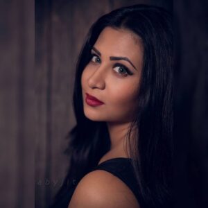 Parineeta Borthakur Instagram - Wearing lenses. Something I rarely do...
📸@abyjitphoto
Makeup and hair by self.
.
.
#quarantinemood #contactlenses #throwbackpic #sundayfunday