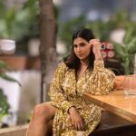 Parineeta Borthakur Instagram - 💛 & 💡 . . . . . . #loveandlight #parineetaborthakur #indianactress #ethicalliving #sustainableliving #sustainablefashion #affordablefashion Silver Beach Cafe Bandra