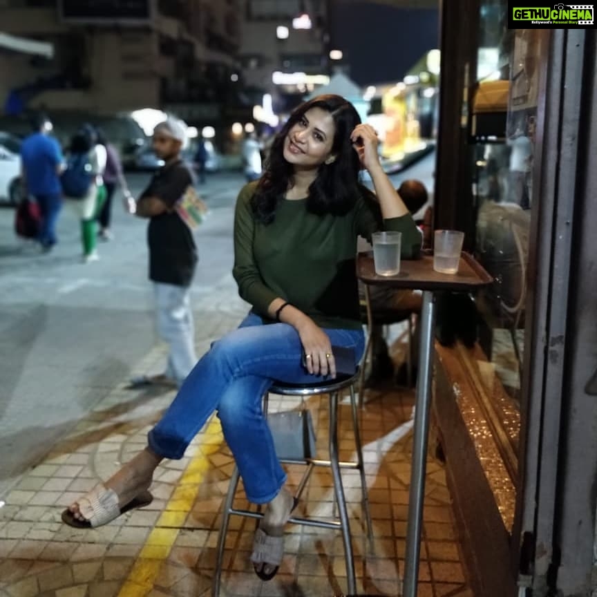 Parineeta Borthakur - 5K Likes - Me the casual, waiting for my coffee as usual 😜
.
.
#justlikethat #livepic #righthererightnow #saturdaynight #plumpnyorlips