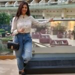 Parineeta Borthakur Instagram - Smiling is an addiction for me, a default mechanism 😂. I smile even when I am getting a passport photo clicked and they have to remind me not to smile 🤦🏽‍♀️ . Clicked by @gautamchakrabortty (Poor thing, I forced him to click my photo today) . #smile #posesforpictures #indianactor #parineetaborthakur Sahara Star