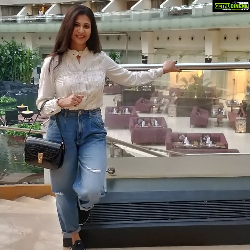 Parineeta Borthakur - 5.1K Likes - Smiling is an addiction for me, a default mechanism 😂. I smile even when I am getting a passport photo clicked and they have to remind me not to smile 🤦🏽♀️
.
Clicked by @gautamchakrabortty
(Poor thing, I forced him to click my photo today)
.
#smile #posesforpictures #indianactor #parineetaborthakur