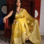 Parineeta Borthakur Instagram - They were all yellow! Smile or no smile... . . . . . . #parineetaborthakur #VeeraNanda #sirjee #SpyBahu #colorstv #queen