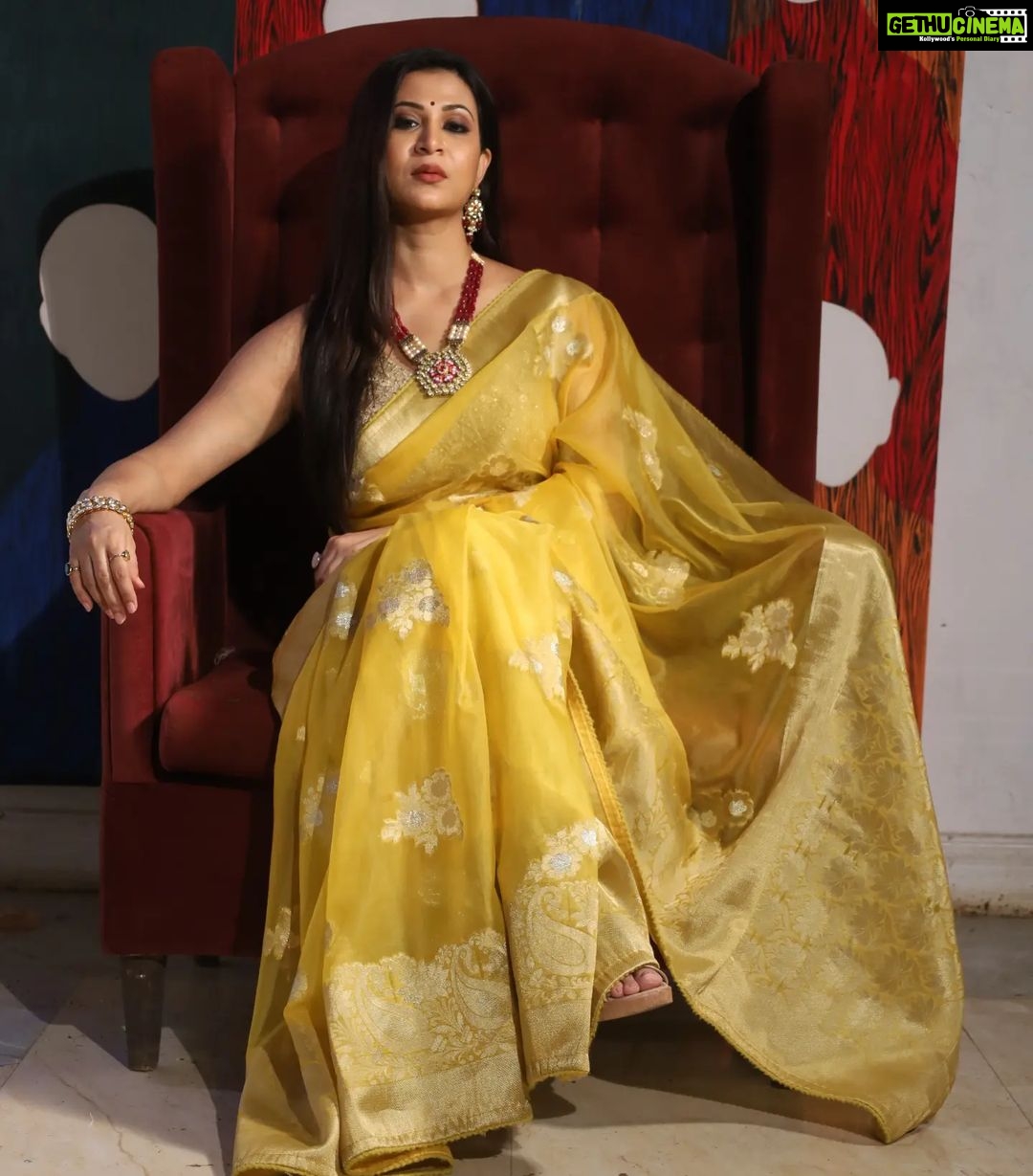 Parineeta Borthakur Instagram - They were all yellow! Smile or no smile... . . . . . . #parineetaborthakur #VeeraNanda #sirjee #SpyBahu #colorstv #queen