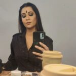 Parineeta Borthakur Instagram - Sirjee taking selfie 🤦🏽‍♀️ Hope you are liking the show... . . . #parineetaborthakur #VeeraNanda #sirjee #stepmom #SpyBahu #colorstv #indianactress #vanitymirror Film City