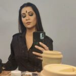 Parineeta Borthakur Instagram - Sirjee taking selfie 🤦🏽‍♀️ Hope you are liking the show... . . . #parineetaborthakur #VeeraNanda #sirjee #stepmom #SpyBahu #colorstv #indianactress #vanitymirror Film City