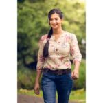 Parineeta Borthakur Instagram - When the rains shine with the sun... #throwback 📸@abyjitphoto . . . #throwback #parineetaborthakur #indianactress #rainysummer