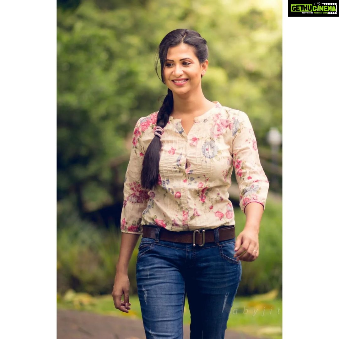 Parineeta Borthakur Instagram - When the rains shine with the sun... #throwback 📸@abyjitphoto . . . #throwback #parineetaborthakur #indianactress #rainysummer