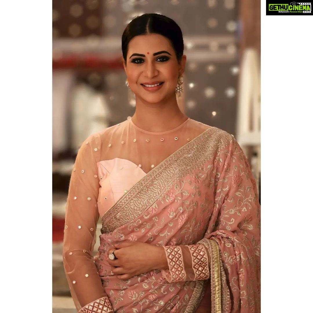 Parineeta Borthakur Instagram - Badan pe sitaare lapete hue 🌸 Makeup by Rajesh Tiwari Hair by @geeta.hair . . . . . #parineetaborthakur #SpyBahu #colorstv #sundayvibes Film City