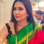 Parineeta Borthakur Instagram - #onset Garmi se rahat pane ke liye "anaconda" ke saamne baithi thi aur mere samne baitha hua @devashishofficial9 ye record kar raha tha 🤗 . . . . #parineetaborthakur #onset #VeeraNanda #SpyBahu #colorstv #ReelItFeelIt #summervibes # Film City