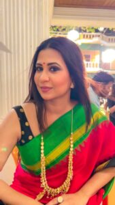 Parineeta Borthakur Instagram - #onset Garmi se rahat pane ke liye "anaconda" ke saamne baithi thi
aur mere samne baitha hua @devashishofficial9 ye record kar raha tha 🤗
.
.
.
.
#parineetaborthakur #onset #VeeraNanda #SpyBahu #colorstv #ReelItFeelIt #summervibes #