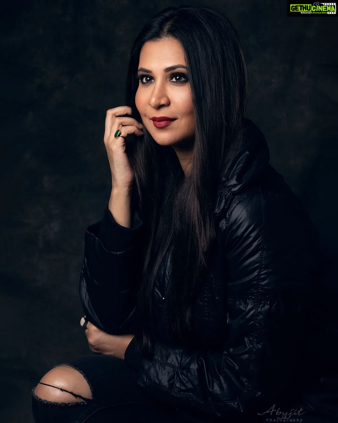 Parineeta Borthakur Instagram - Winter post in summer π€ͺ Clicked by none other than @abyjitphoto π€ . . . . . . . . #homephotography #homeshoot #redlipstick #blackjacket #nyor #actress #actorslife #mumbai #weekend #nightlife #poser #dark #picoftheday #photoshoot #mood #goodvibes