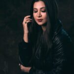 Parineeta Borthakur Instagram - Winter post in summer 🤪 Clicked by none other than @abyjitphoto 🤗 . . . . . . . . #homephotography #homeshoot #redlipstick #blackjacket #nyor #actress #actorslife #mumbai #weekend #nightlife #poser #dark #picoftheday #photoshoot #mood #goodvibes