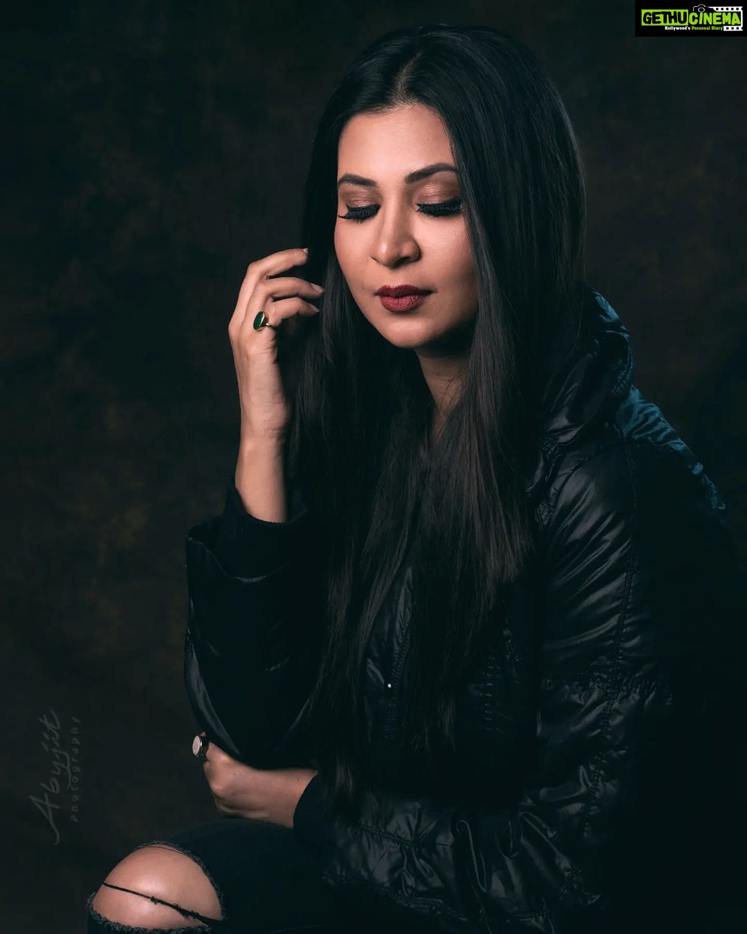Parineeta Borthakur Instagram - Winter post in summer π€ͺ Clicked by none other than @abyjitphoto π€ . . . . . . . . #homephotography #homeshoot #redlipstick #blackjacket #nyor #actress #actorslife #mumbai #weekend #nightlife #poser #dark #picoftheday #photoshoot #mood #goodvibes
