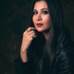 Parineeta Borthakur Instagram - Winter post in summer 🤪 Clicked by none other than @abyjitphoto 🤗 . . . . . . . . #homephotography #homeshoot #redlipstick #blackjacket #nyor #actress #actorslife #mumbai #weekend #nightlife #poser #dark #picoftheday #photoshoot #mood #goodvibes