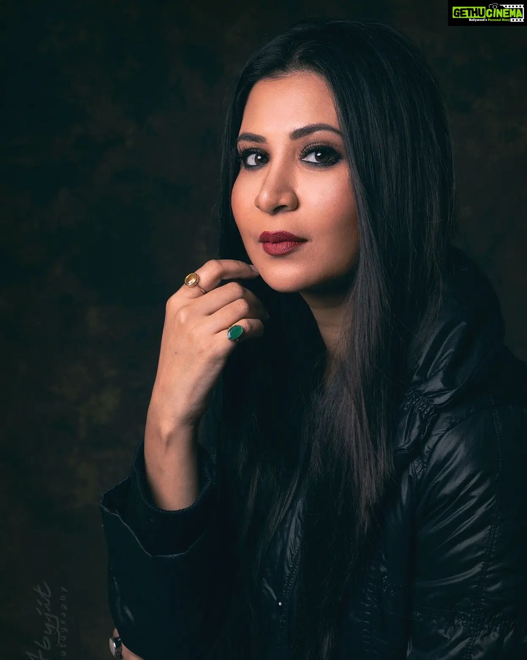 Parineeta Borthakur Instagram - Winter post in summer π€ͺ Clicked by none other than @abyjitphoto π€ . . . . . . . . #homephotography #homeshoot #redlipstick #blackjacket #nyor #actress #actorslife #mumbai #weekend #nightlife #poser #dark #picoftheday #photoshoot #mood #goodvibes