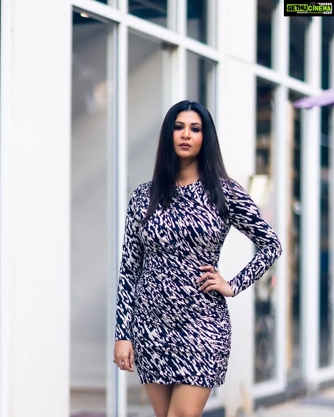 Parineeta Borthakur Instagram - Friday feels... Looking out for a place to go... (well, not literally π
) π·@abyjitphoto . . . . #fridaynight #friday #cityphotography #ParineetaBorthakur #indianactress #instalook #picoftheday #selfmakeup #mumbaistreets #kohleyes