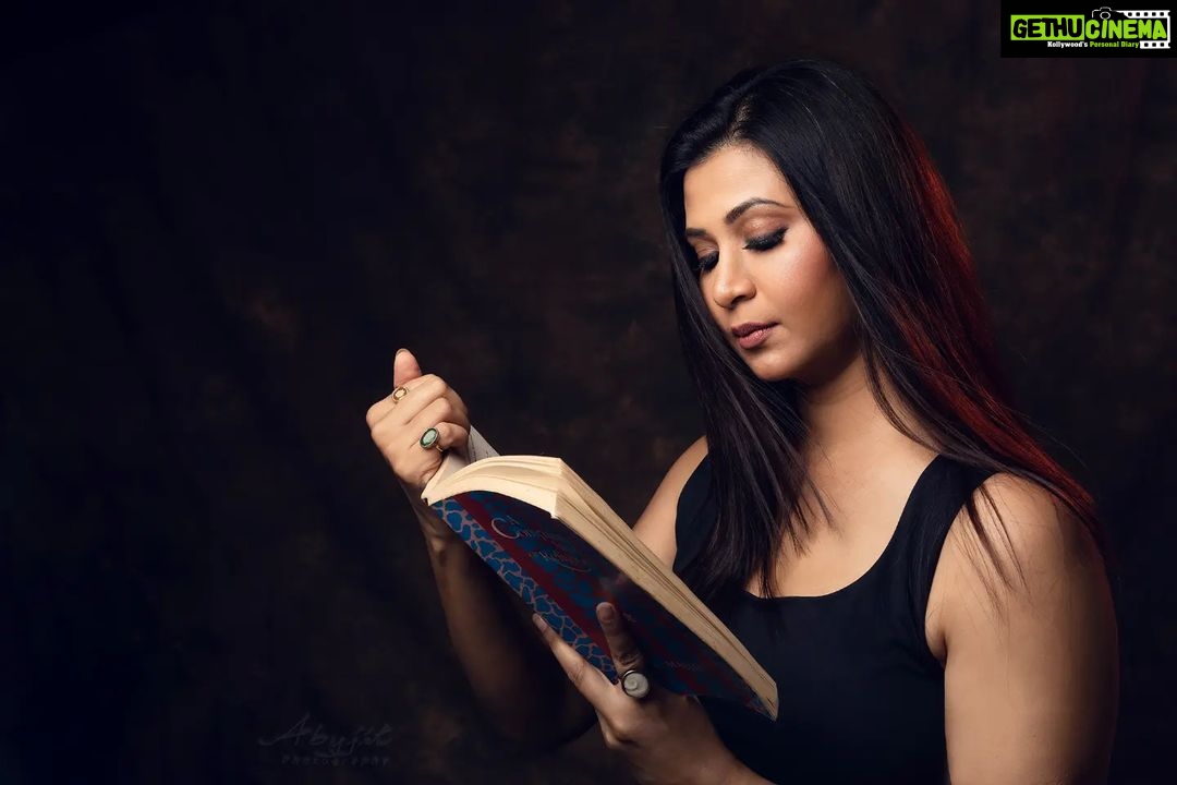 Parineeta Borthakur Instagram - Reading in between 📖 📷@abyjitphoto . . . . #readmorebooks #books #booklover #ParineetaBorthakur #parineetaborthakur #Parineeta #indianactress