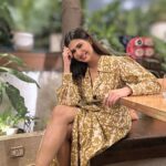 Parineeta Borthakur Instagram - 💛 & 💡 . . . . . . #loveandlight #parineetaborthakur #indianactress #ethicalliving #sustainableliving #sustainablefashion #affordablefashion Silver Beach Cafe Bandra