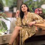 Parineeta Borthakur Instagram - 💛 & 💡 . . . . . . #loveandlight #parineetaborthakur #indianactress #ethicalliving #sustainableliving #sustainablefashion #affordablefashion Silver Beach Cafe Bandra
