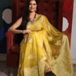Parineeta Borthakur Instagram - They were all yellow! Smile or no smile... . . . . . . #parineetaborthakur #VeeraNanda #sirjee #SpyBahu #colorstv #queen