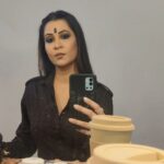 Parineeta Borthakur Instagram - Sirjee taking selfie 🤦🏽‍♀ Hope you are liking the show... . . . #parineetaborthakur #VeeraNanda #sirjee #stepmom #SpyBahu #colorstv #indianactress #vanitymirror Film City