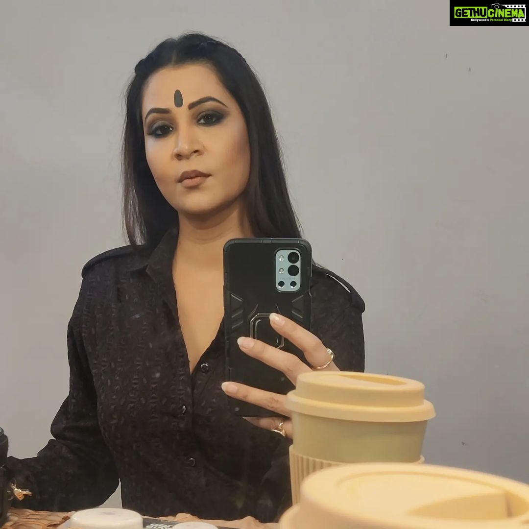 Parineeta Borthakur Instagram - Sirjee taking selfie 🤦🏽♀️ Hope you are liking the show... . . . #parineetaborthakur #VeeraNanda #sirjee #stepmom #SpyBahu #colorstv #indianactress #vanitymirror Film City