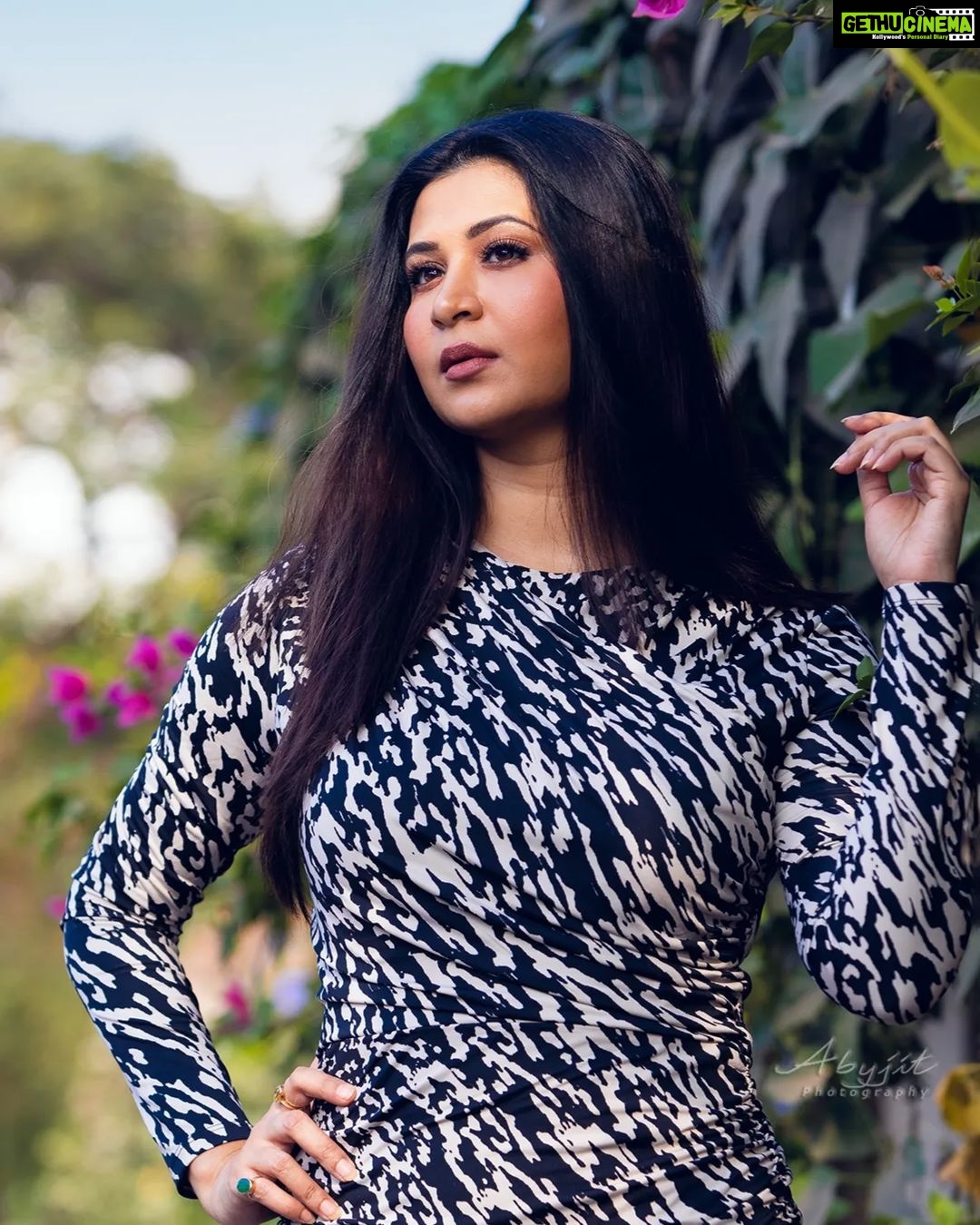 Parineeta Borthakur Instagram - Black & White before colours. 📷@abyjitphoto . . . . #parineetaborthakur #outdoorphotography #outdoorshoot #indianactress #mumbai #assamesegirl #actorslife #modellingforfun #naturallight