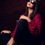 Parineeta Borthakur Instagram - Post pack-up shots by @abyjitphoto Borrowed these glasses from @rajeshjashpal26 for the jhakkas feel 😂 . . . #homeshoot #minimumequipment #parineetaborthakur #aviators #blackandred #homephotography #ReelItFeelIt #Reelstagram #photoreels