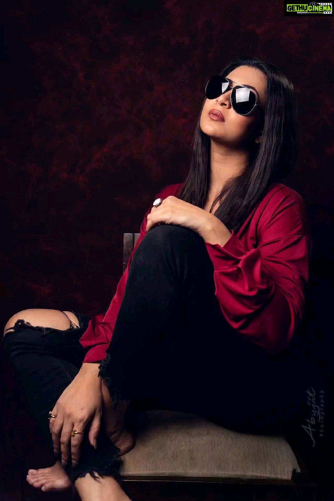 Parineeta Borthakur - 1.1K Likes - Post pack-up shots by @abyjitphoto
Borrowed these glasses from @rajeshjashpal26 for the jhakkas feel 😂
.
.
.
#homeshoot #minimumequipment #parineetaborthakur #aviators #blackandred #homephotography #ReelItFeelIt #Reelstagram #photoreels