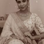 Parineeta Borthakur Instagram - Pagli !!! My pagalpanti comes out when I have gaps in between my scenes 😅 . . . . #ReelItFeelIt #parineetaborthakur #spybahu #onset #makeuproom #Reelstagram #pagli #retro #retrobollywood #blackandwhite #chaltikanaamgaadi Film City