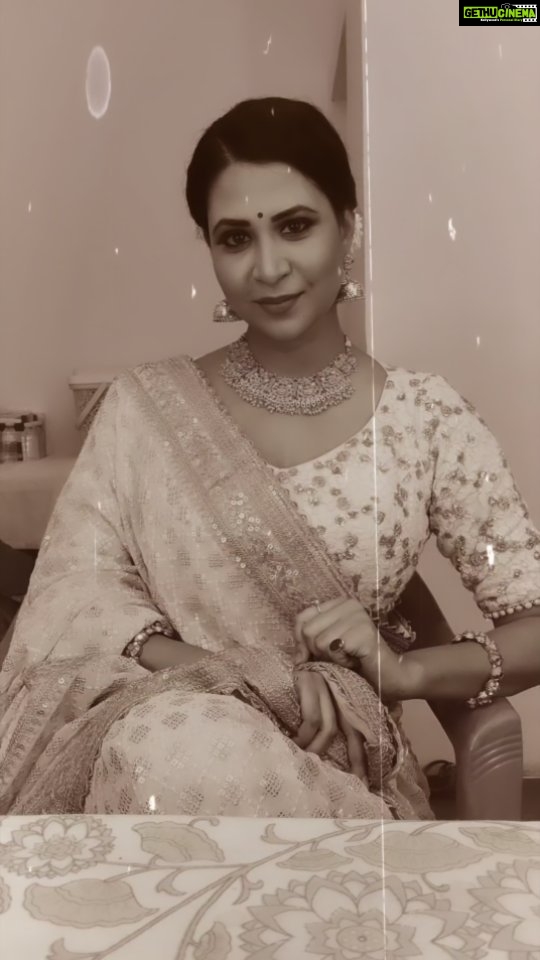 Parineeta Borthakur - 2.2K Likes - Pagli !!!
My pagalpanti comes out when I have gaps in between my scenes 😅
.
.
.
.
#ReelItFeelIt #parineetaborthakur #spybahu #onset #makeuproom #Reelstagram #pagli #retro #retrobollywood #blackandwhite #chaltikanaamgaadi