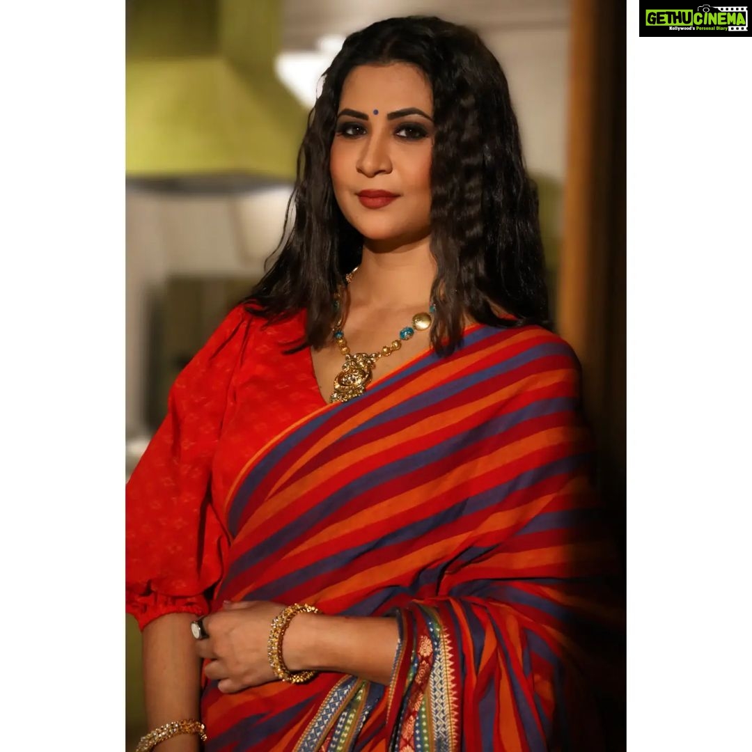 Parineeta Borthakur Instagram - Here's Veera Nanda. What do you think about her? Watch Spy Bahu, Mon-Fri at 9pm on @colorstv & anytime on Voot . . . #spybahu #stepmom #veera #veerananda #colors #parineetaborthakur #indianactress #actorslife