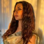Parineeta Borthakur Instagram - Golden hour! As I reached home early from shoot today, @janvisabharwal literally pulled the lazy me and clicked these to post 😅 . . . #parineetaborthakur #righthererightnow #phonephotography #goldenhour #naturallight #nofilter #indianactress #curlyhair