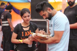 Parmish Verma Instagram - fans meet their favourite Artist but I meet my God. If it wasn’t for you all I wouldn’t be where I am. 
6 years of Patience for her and a Lifetime Worth of Memories for Me. 
Love You All ❤️

Remember a True Admirer is worth more than a Ton of Haters.