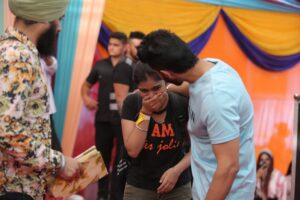 Parmish Verma Instagram - fans meet their favourite Artist but I meet my God. If it wasn’t for you all I wouldn’t be where I am. 
6 years of Patience for her and a Lifetime Worth of Memories for Me. 
Love You All ❤️

Remember a True Admirer is worth more than a Ton of Haters.