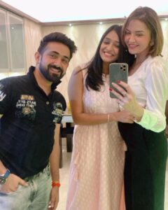 Parull Chaudhry Instagram - #aboutlastnight 

Thank you @rakesh.malhotra89 and Natasha for hosting us, an evening filled with smiles, laughter, jokes, dancing, foooood. 

We love you Raka Sir 

Many more to come. #bhagyalakshmi family