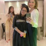 Parull Chaudhry Instagram – #aboutlastnight 

Thank you @rakesh.malhotra89 and Natasha for hosting us, an evening filled with smiles, laughter, jokes, dancing, foooood. 

We love you Raka Sir 

Many more to come. #bhagyalakshmi family Mumbai – मुंबई