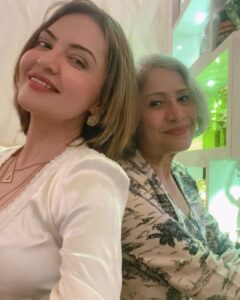 Parull Chaudhry Instagram - #aboutlastnight 

Thank you @rakesh.malhotra89 and Natasha for hosting us, an evening filled with smiles, laughter, jokes, dancing, foooood. 

We love you Raka Sir 

Many more to come. #bhagyalakshmi family
