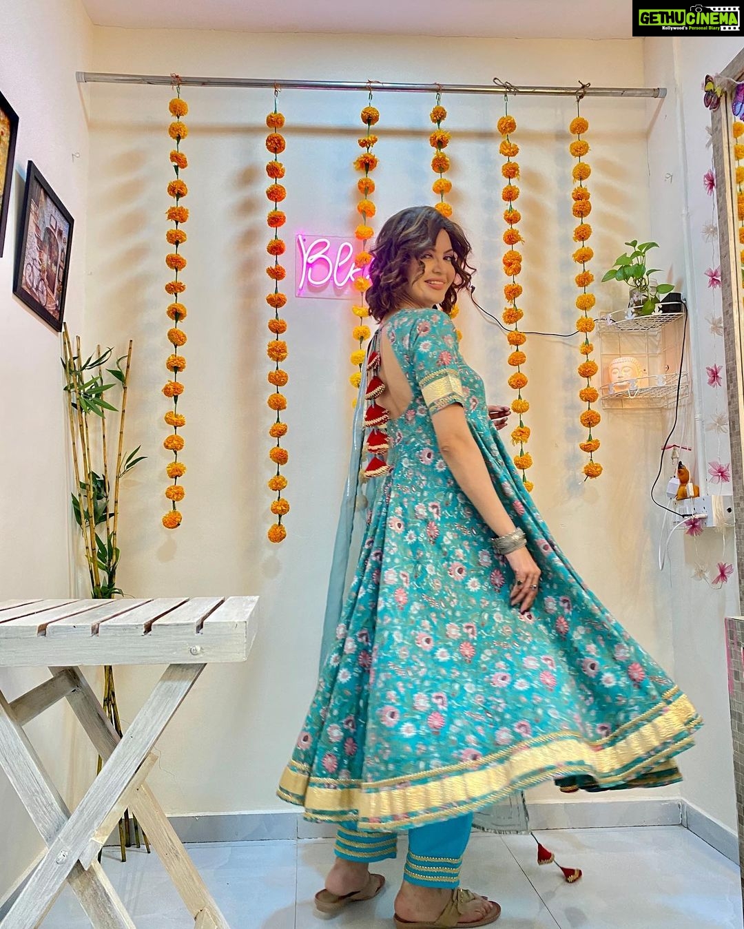 Parull Chaudhry Instagram - You know what always makes my day, a good outfit. What about you? Cant wait to read your comments Outfit @thakurbaiofficial 💗 Styling & PR @rimadidthat 💗 #parullchaudhry #actor #influencer #contentcreator #parullians #explore #bhagyalakshmi #jofithaiwohhithai #traveller #vlogger #chaudhryonthego #fashion #fitness #beauty #lifestyle #fashionblogger #beautyblogger #yogini #fitnessmotivation #travel #saasbahuaurbetiyaan #parullkipaltan #ootd Mumbai - मुंबई