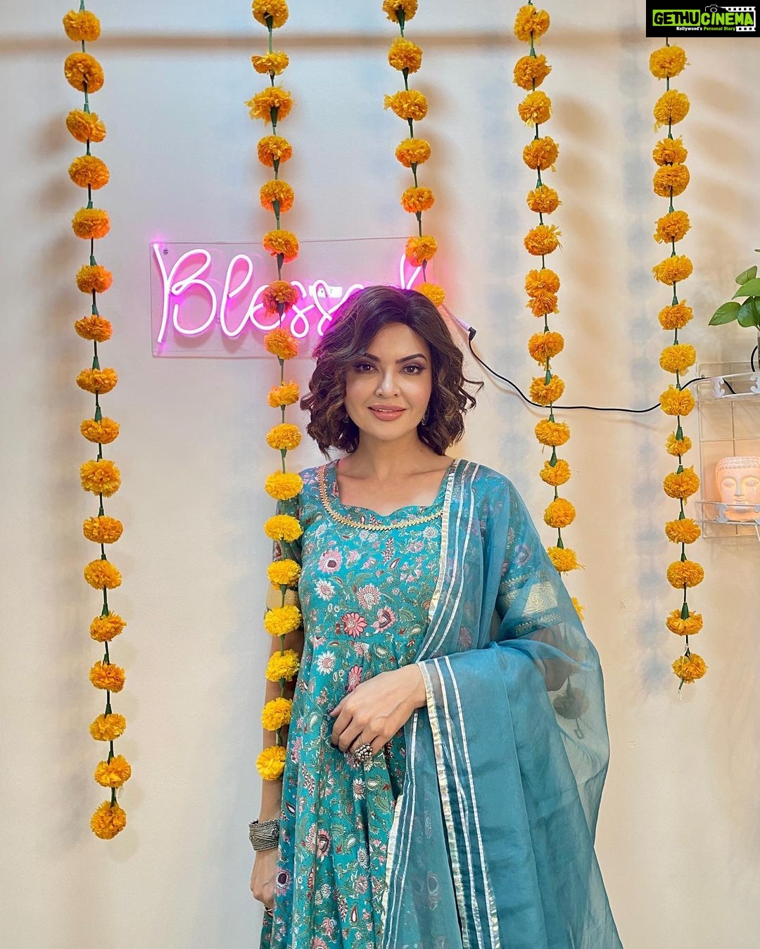 Parull Chaudhry Instagram - You know what always makes my day, a good outfit. What about you? Cant wait to read your comments Outfit @thakurbaiofficial 💗 Styling & PR @rimadidthat 💗 #parullchaudhry #actor #influencer #contentcreator #parullians #explore #bhagyalakshmi #jofithaiwohhithai #traveller #vlogger #chaudhryonthego #fashion #fitness #beauty #lifestyle #fashionblogger #beautyblogger #yogini #fitnessmotivation #travel #saasbahuaurbetiyaan #parullkipaltan #ootd Mumbai - मुंबई
